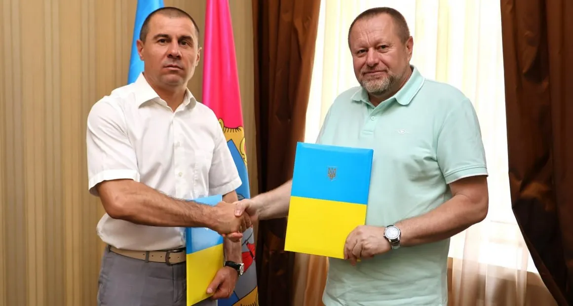 Дергачівська міська рада посилює співпрацю з правозахисними та благодійними організаціями задля допомоги жителям, які пережили окупацію, полон чи зазнали поранень. Наприкінці минулого тижня укладено офіційну угоду про партнерство з громадською організацією «Вільно Жити», яка спеціалізується на всебічній соціально-психологічній та юридичній підтримці постраждалих цивільних осіб.