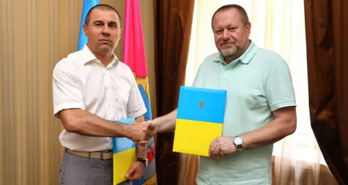 Дергачівська міська рада посилює співпрацю з правозахисними та благодійними організаціями задля допомоги жителям, які пережили окупацію, полон чи зазнали поранень. Наприкінці минулого тижня укладено офіційну угоду про партнерство з громадською організацією «Вільно Жити», яка спеціалізується на всебічній соціально-психологічній та юридичній підтримці постраждалих цивільних осіб.