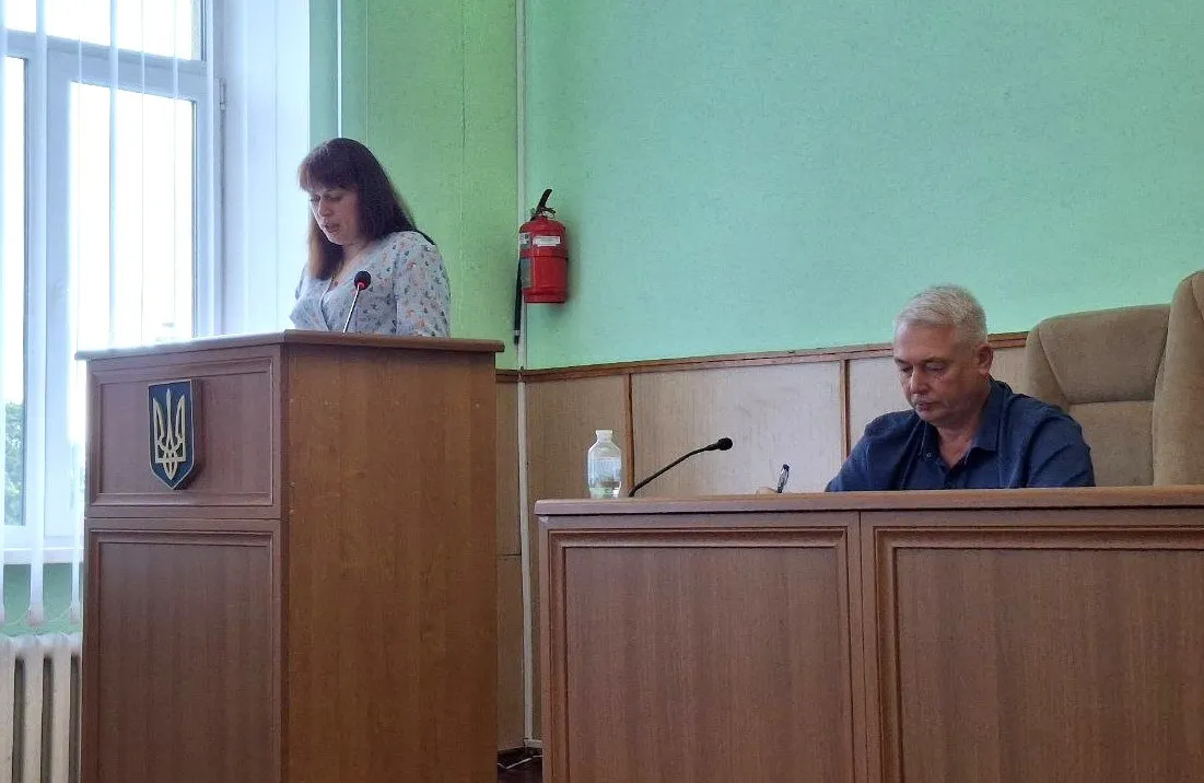 Тарифи, комунальне майно та ритуальні послуги: які рішення ухвалив Валківський виконком У Валківській громаді продовжують оптимізувати роботу комунальної галузі та регулювати важливі соціально-економічні питання. Під час чергового засідання виконавчого комітету міської ради у центрі уваги посадовців опинилися три ключові теми: оновлення складу майнової комісії, коригування вартості управління побутовими відходами та затвердження цін на базові ритуальні послуги.