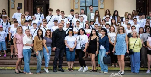 У межах проєкту «Карпатська зміна», ініційованого Президентом України Володимиром Зеленським та Українською асоціацією футболу, 100 дітей з Харківської області провели двотижневий відпочинок на Львівщині. Проєкт покликаний допомогти дітям, які постраждали від війни, повернути відчуття безпеки, сформувати здорове ментальне середовище та знову відчути радість дитинства.