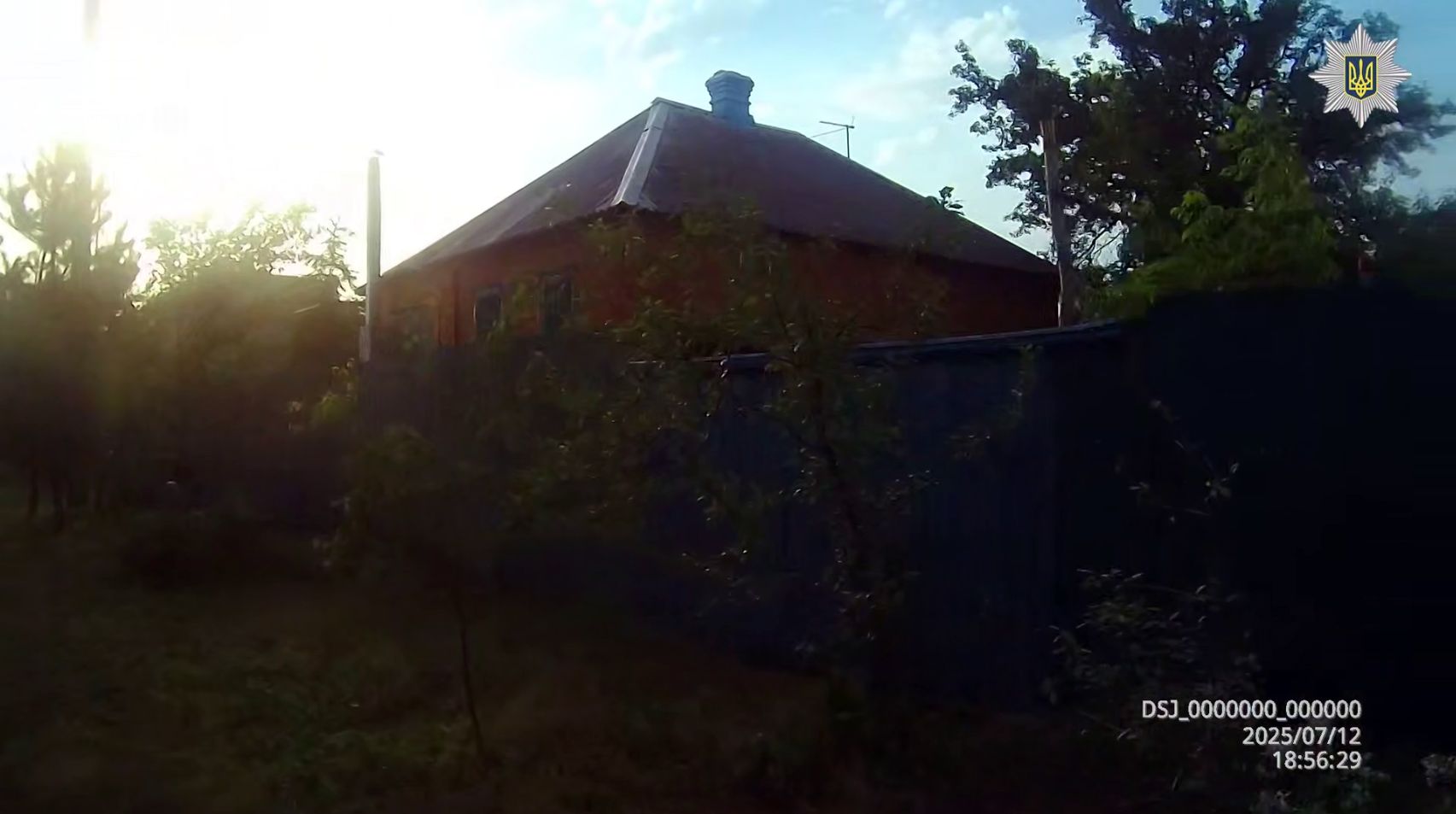 Скриншот з відео У Слобожанському під ворожим дроном: як поліцейські рятували пораненого місцевого мешканця на порталі Gromada Group