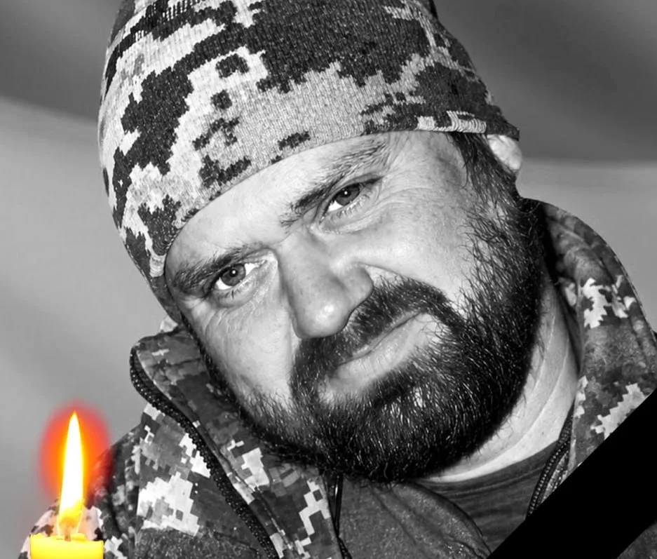 Фото Дергачівської міської військової адміністрації За повідомленням очільника Дергачівської міської військової адміністрації Вячеслава Задоренка, 15 липня громада попрощалася із Максимом Ляшевим, солдатом 425-го окремого штурмового полку «Скеля» ЗСУ, який загинув 19 квітня 2024 року поблизу селища Очеретине на Покровському напрямку