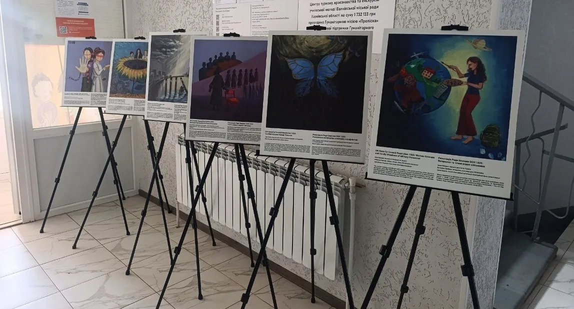 Фото Валківської міської ради Унікальна мистецька подія світового масштабу завітала на Валківщину. Після показів у Києві та Нью-Йорку мандрівна виставка «Артивізм заради рівності» відкрила свої двері для мешканців та гостей громади, пропонуючи глибокий погляд на силу, надію та надважливу роль жінок у часи історичних випробувань.