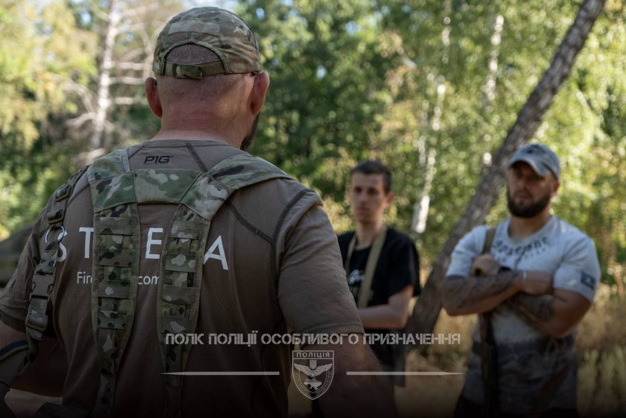 Тактична медицина, вибухівка, вогнева: полк поліції, що евакуював мешканку Веселого на Липеччині, показав підготовку бійців - фото 1