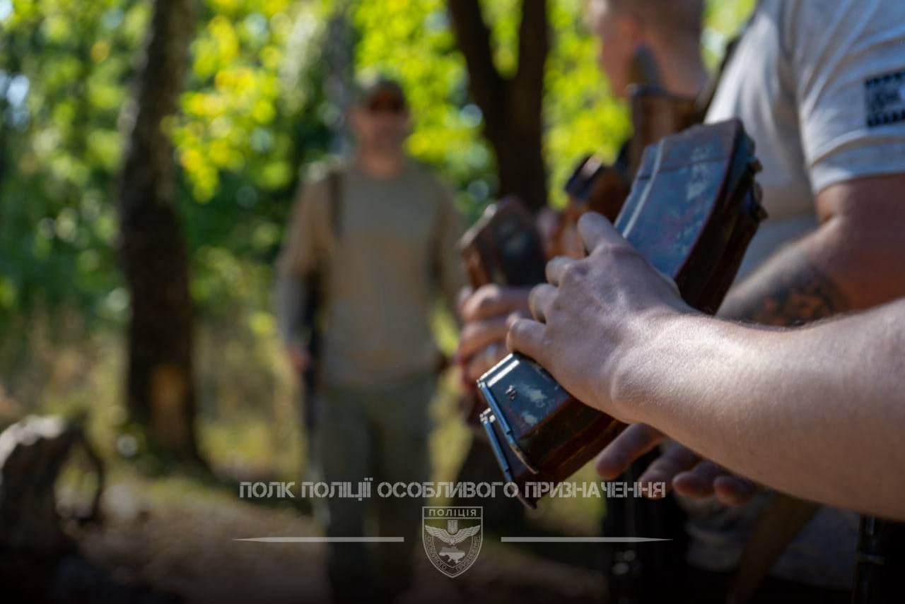 Тактична медицина, вибухівка, вогнева: полк поліції, що евакуював мешканку Веселого на Липеччині, показав підготовку бійців - фото 6