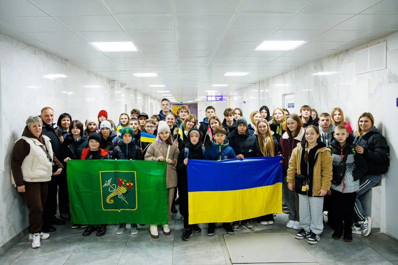 Фото: Харківська обласна військова адміністрація На відпочинок до Польщі вирушили 44 дитини з громад Харківської області на порталі Gromada Group
