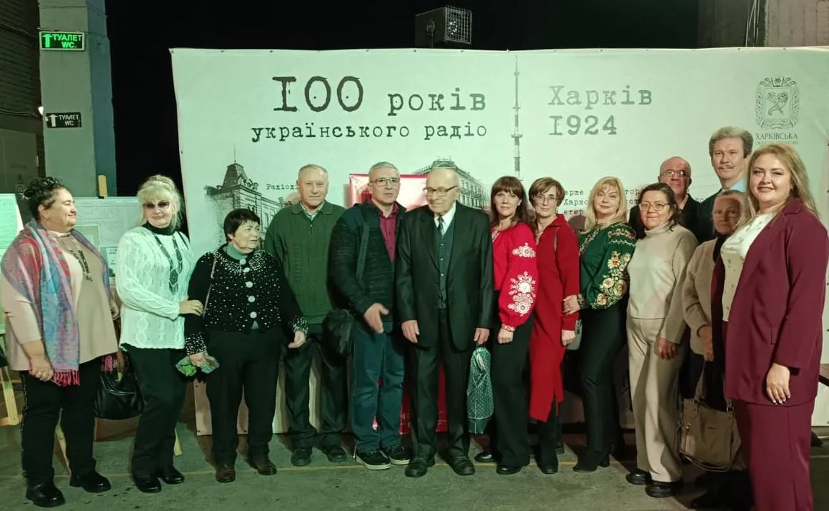 Ювілей в укритті. Радійці різних поколінь. В центрі - 90-річний Роман Манів, радіожурналіст кінця ХХ століття. Фото з архіву Українського радіо Харків 100-річчя Українського радіо відзначили в укритті за сотню метрів від першої радіотрансляції на порталі Gromada Group