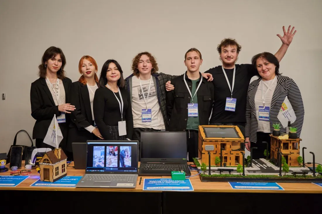 Фото GoGlobal Від ідеї до реалізації: підлітки з Харківщини презентували технологічні прототипи на Demo Day на порталі Gromada Group
