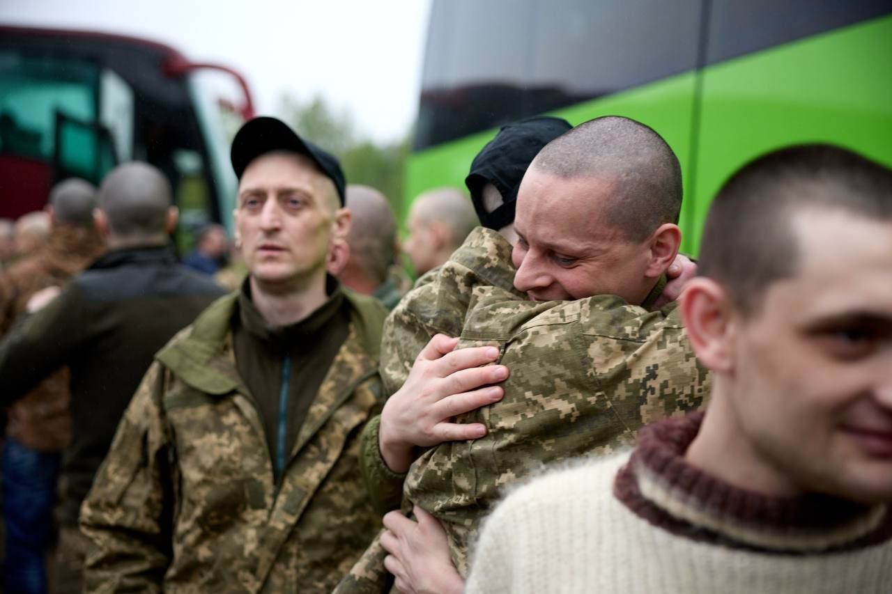 Під час обміну полоненими додому повернувся захисник зі Змієва на порталі Gromada Group
