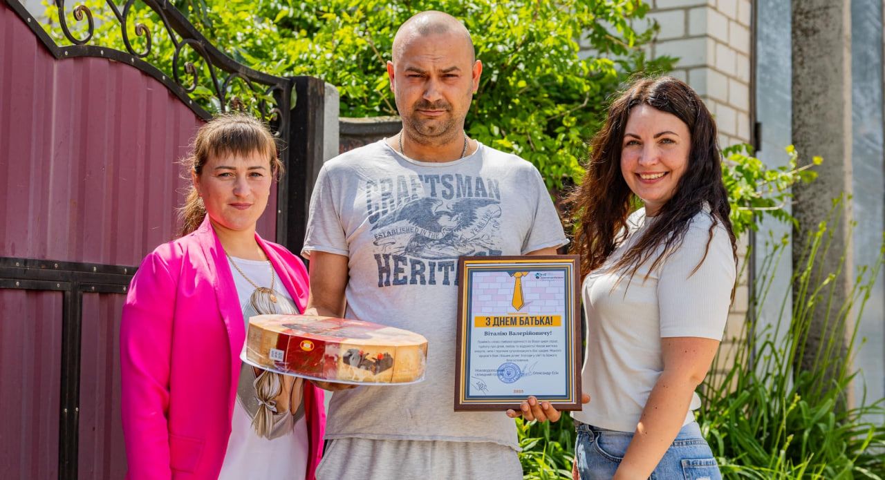 Світлини: Нововодолазька селищна рада У Нововодолазькій громаді привітали батьків-опікунів з Днем Батька на порталі Gromada Group