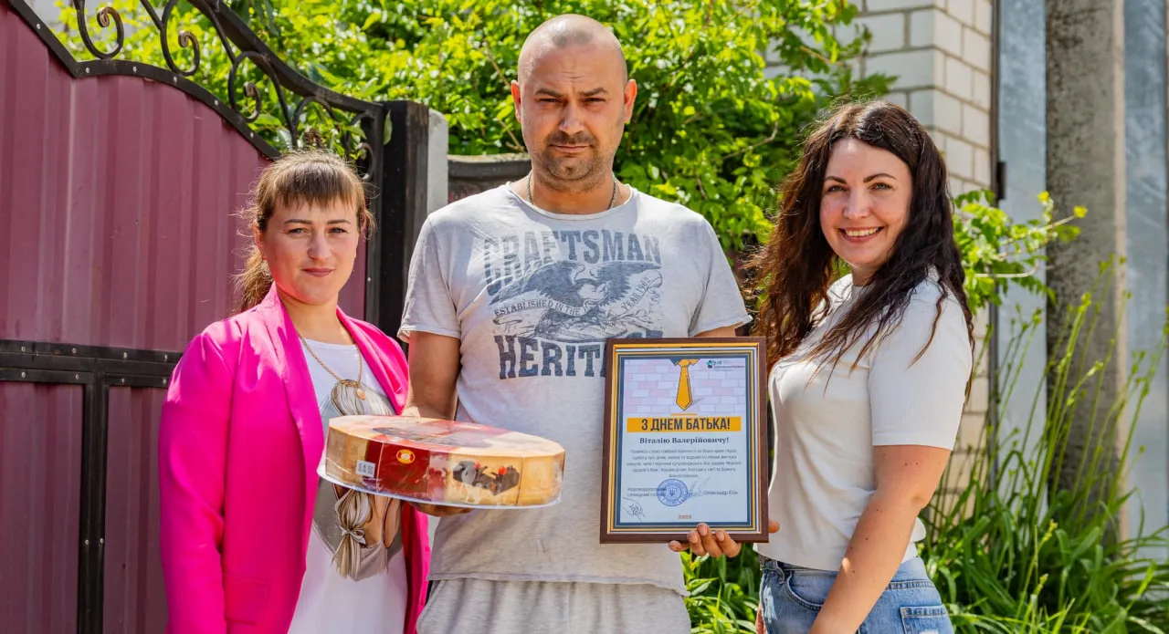 Світлини: Нововодолазька селищна рада У Нововодолазькій громаді привітали батьків-опікунів з Днем Батька на порталі Gromada Group