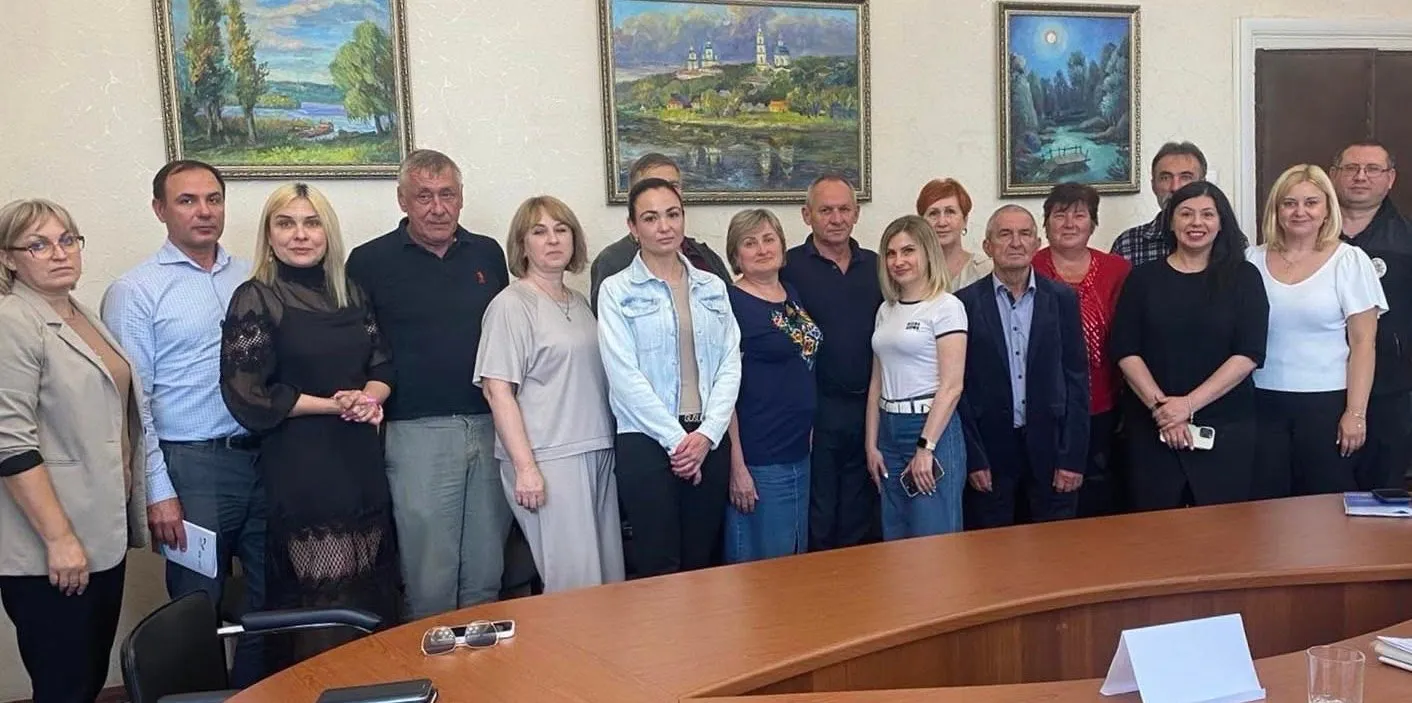 Фото Валківської міської ради Ще три сім’ї додалося у Валківській громаді до патронатних вихователів. Вони тимчасового доглядатимуть за дітьми, які перебувають у складних життєвих обставинах.
