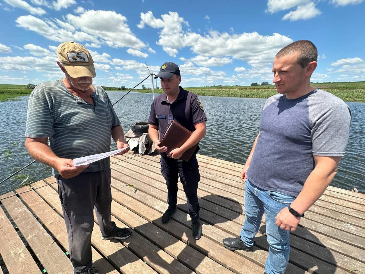 Світлина: Берестинське районне управління ГУ ДСНС України у Харківській області, фейсбук Рятувальники провели роз’яснювальні бесіди з мешканцями Сахновщинської громади на порталі Gromada Group