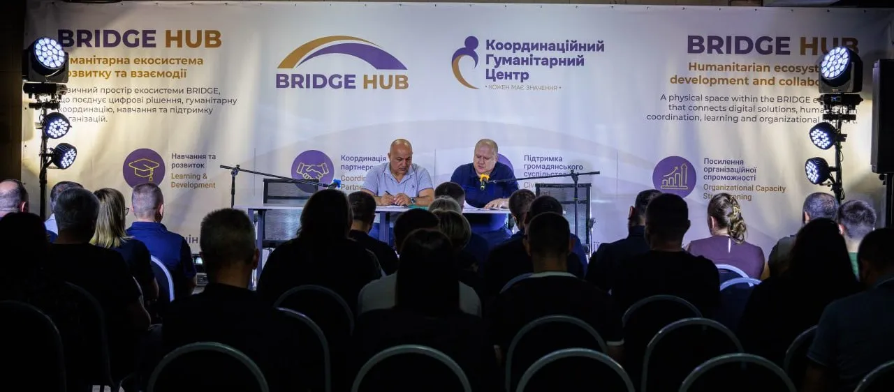 Директор Департаменту цивільного захисту ХОВА Іван Сокол презентував «Єдиний алгоритм проведення евакуаційних заходів щодо цивільного населення на території області». До зустрічі долучилися представники ГУНП у Харківській області, ГУ ДСНС України у Харківській області, Національної гвардії України, фахівці екстреної медичної допомоги та волонтери.