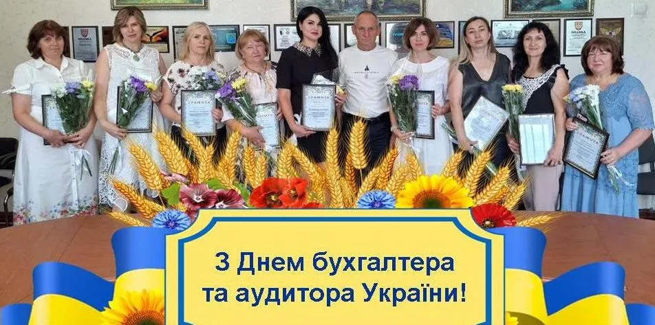 Фото Валківської міської ради З нагоди Дня бухгалтера та аудитора очільник Валківської громади Валерій Скрипніченко особисто відзначив найкращих фінансових фахівців краю