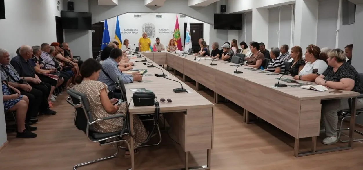 У межах акції «Турбота поруч» відбулася зустріч із ветеранами та членами їхніх сімей із Куп’янського району. До заходу долучилися представники Управління у справах ветеранів ХОВА, КЗ «Ветеранський простір «Пліч-о-пліч», обласного центру зайнятості, Куп’янської РВА, органів місцевого самоврядування, Головного управління Пенсійного фонду України в області, регіональний представник Уповноваженого Верховної Ради України з прав людини, а також фахівці з психологічної підтримки та соціального захисту.