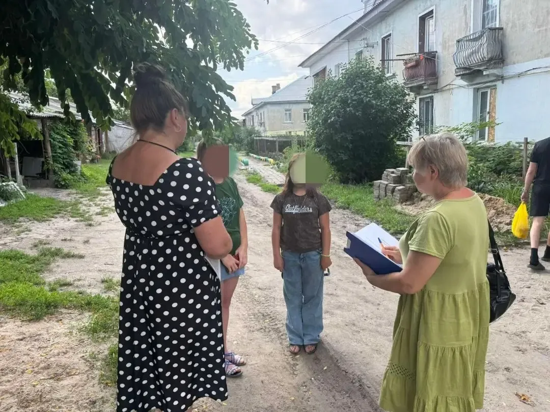 Specialists from the Children's Services of the Izium City Council conducted monitoring visits to families with children  at the Gromada Group Media