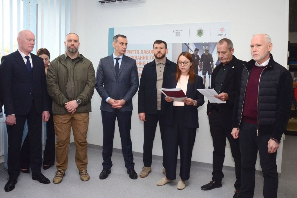Коли перший раз одів протез, відлягло на душі. У Харкові евакуйований пенсіонер із Дружківки вчиться заново ходити (ВІДЕО) - фото 1