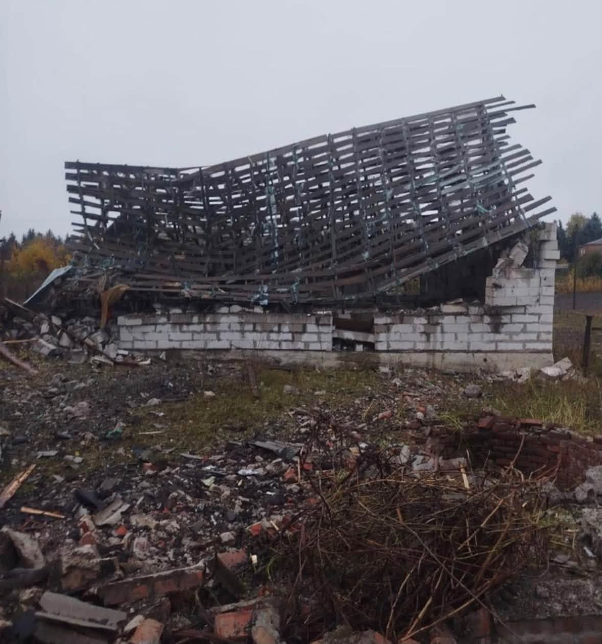 Ворог вдарив КАБами по Гнилиці Першій та Великому Бурлуку: поранені троє осіб - фото 4