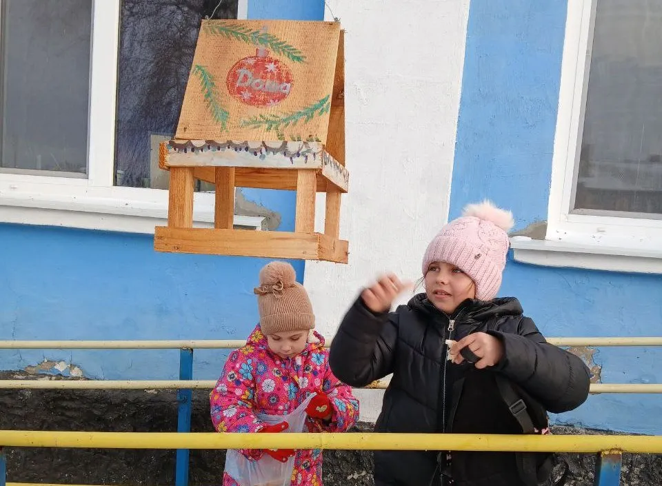 Фото художників клкбк "Акварель" Протопопівського клубу Цієї зими учасники творчого гуртка "Акварель" Протопопівсього сільського клубу з великим захопленням взяли участь у чудовій акції, спрямованій на допомогу пташкам у зимовий період. Діти із задоволенням розфарбовували годівнички для пернатих друзів, вкладаючи у кожен малюнок частинку свого тепла та турботи.