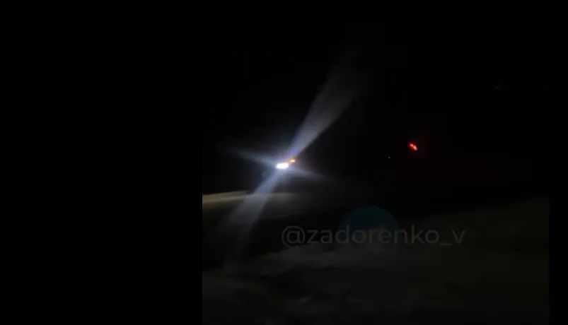 Близько 20:30 російські окупанти завдали кілька ударів дронами типу «шахед» по цивільній інфраструктурі селища Дергачі.