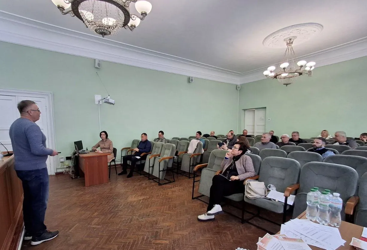 Фото Валківської міської ради Науково-практичний семінар, присвячений «Запобіганню та мінімізації ґрунтових загроз у Валківській громаді», провів керівник проєкту Микола Мірошніченко. Він розповів про роботу за І півріччя та презентував дорожню карту подальшої співпраці науки, громади й фермерів.