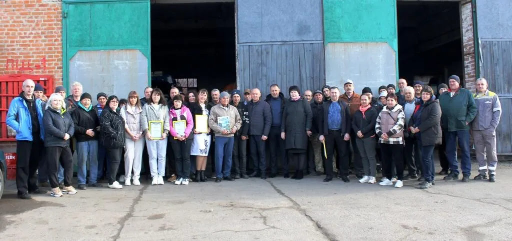 Фото Валківської міської ради З нагоди Дня працівників житлово-комунального господарства і побутового обслуговування населення міський голова Валерій Скрипніченко привітав трудові колективи комунальних підприємств громади зі святом.