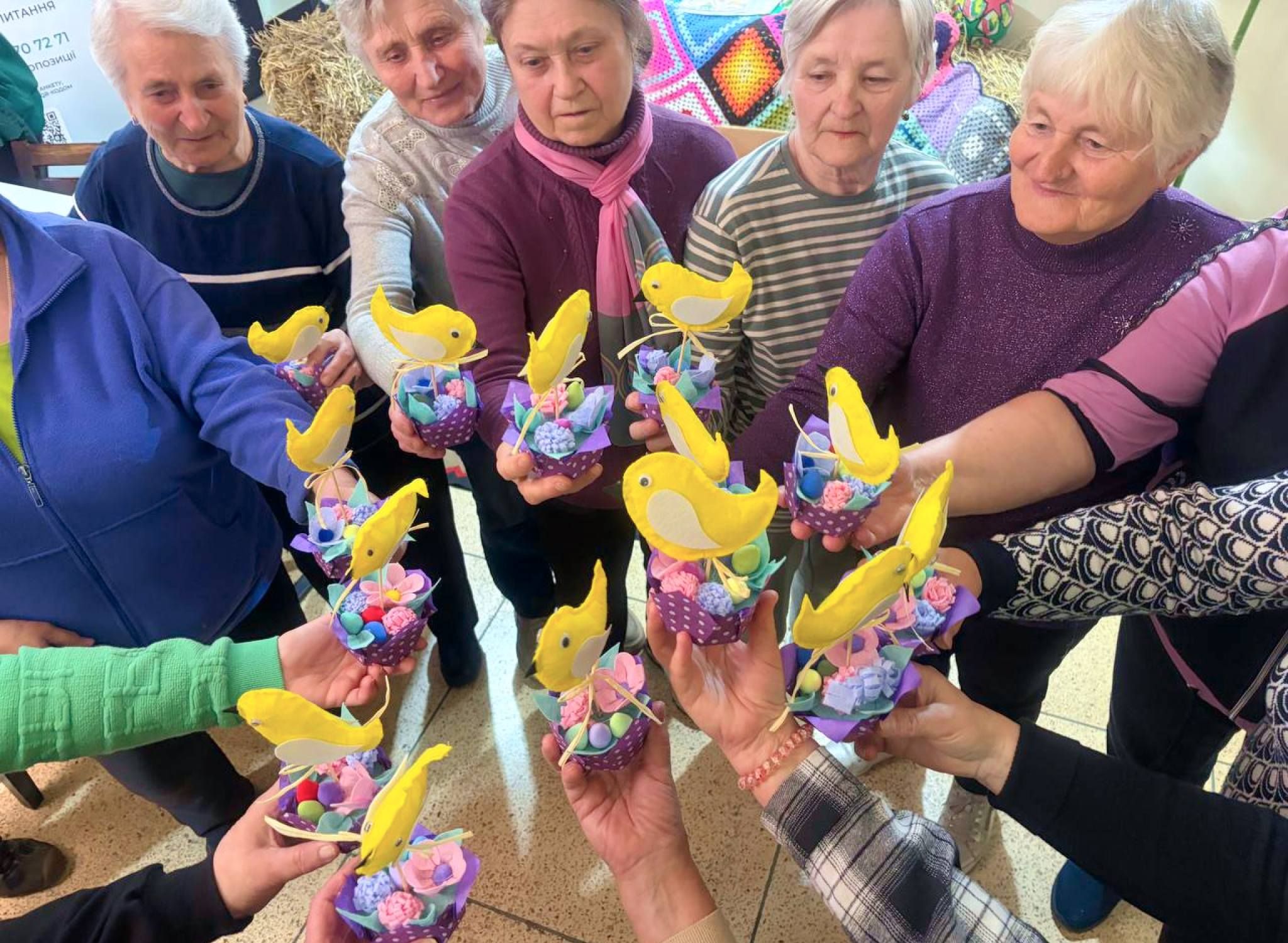 Стильні курчата: мешканці Липецької громади виготовили декоративні прикраси до Великодня на порталі Gromada Group