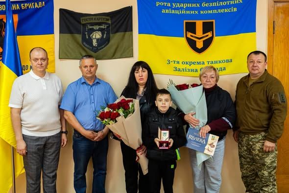 Рідним загиблого воїна з Нововодолазької громади вручили його посмертну нагороду на порталі Gromada Group