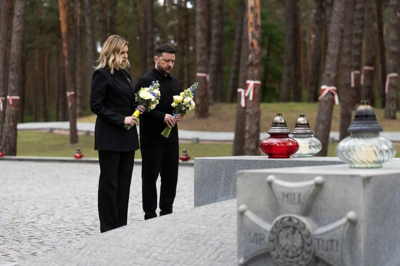 Володимир та Олена Зеленські також поклали квіти до пам’ятного знака польських поховань.