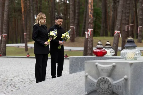 Володимир та Олена Зеленські також поклали квіти до пам’ятного знака польських поховань.