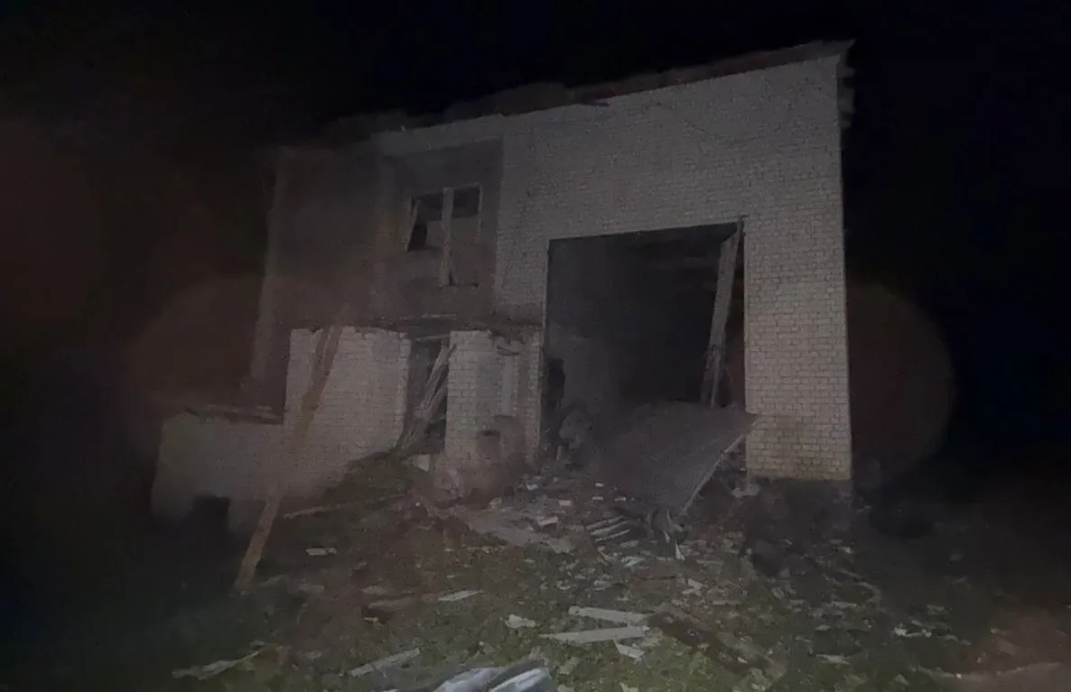 Минула доба у Дергачівській громаді знову була неспокійною. Росіяни  завдали ударів по цивільній інфраструктурі району, поціливши по території промислових об'єктів та житловому будинку. Завдяки щасливому збігу обставин, в обох випадках минулося без поранених і загиблих.