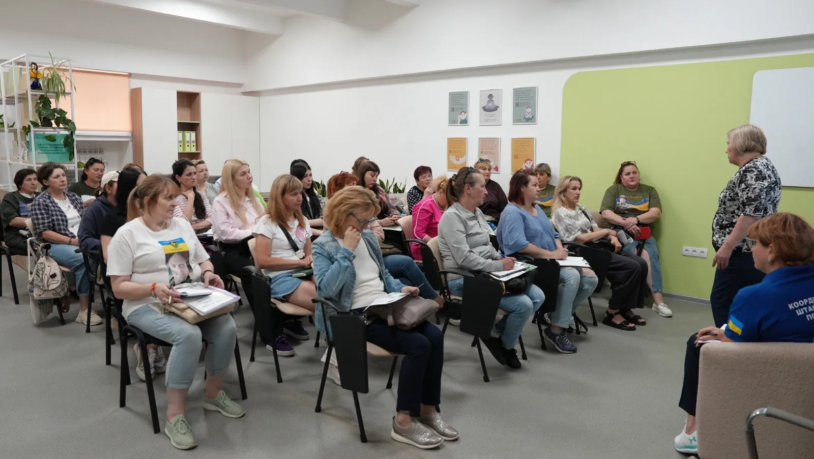 Представники Управління у справах ветеранів та комунального закладу «Ветеранський простір «Пліч о пліч»» спільно з фахівцями Координаційного штабу з питань поводження з військовополоненими провели консультативну зустріч із сім’ями українських Захисників та Захисниць. Захід організували в Центрі підтримки родин загиблих, полонених та зниклих безвісти.