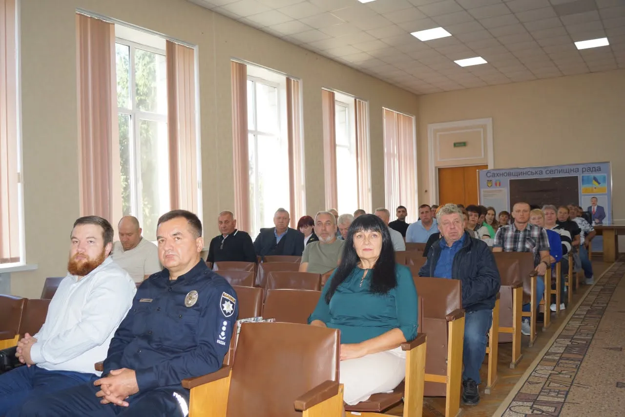 Світлина: Сахновщинська громада, фейсбук У Сахновщині відбулося пленарне засідання сесії селищної ради: ключові рішення та підсумки. ВІДЕО на порталі Gromada Group