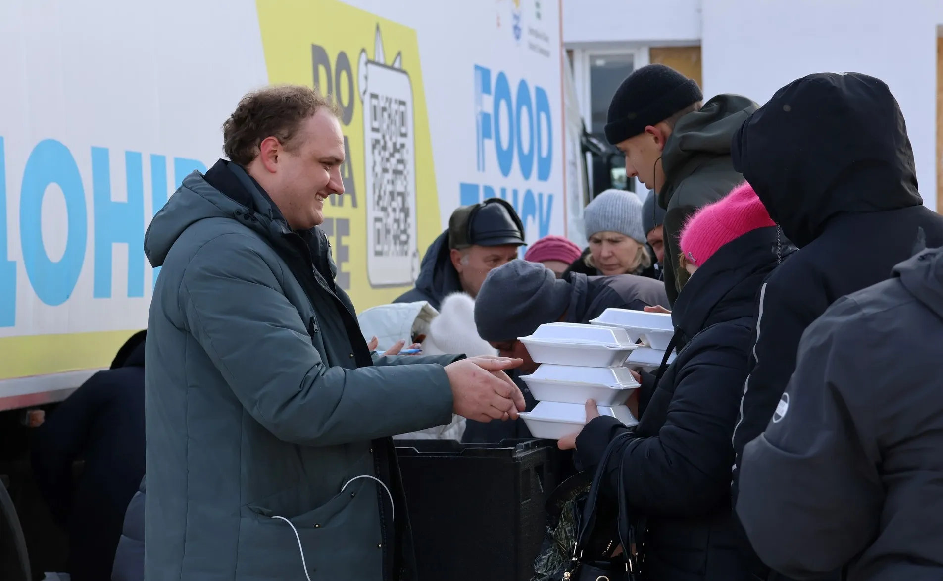 Фото Дергачівської міської ради У перший день роботи фудтрака понад тисяча мешканців громади скуштували смачні гарячі обіди, приготовані благодійниками у сучасній мобільній кухні, – повідомила міська рада.