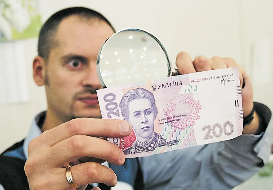 Фото з відкритих джерел У 2024 році в Україні зріс рівень підроблення банкнот. Утім, фахівці НБУ зазначають, цей рівень залишається контрольованим та не становить загрози для економіки країни.