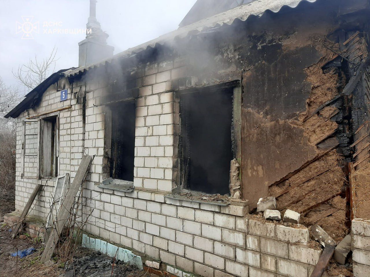 Рятувальник гасить пожежу в приватному будинку у Таранівці, 17 березня 2025 року. Фото: ДСНС У Таранівці Зміївської громади на пожежі загинув чоловік на порталі Gromada Group