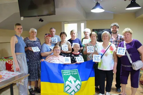Картини-мозаїки з уламків скла та плитки: у просторі єднання Липецької громади провели творчий майстер-клас на порталі Gromada Group