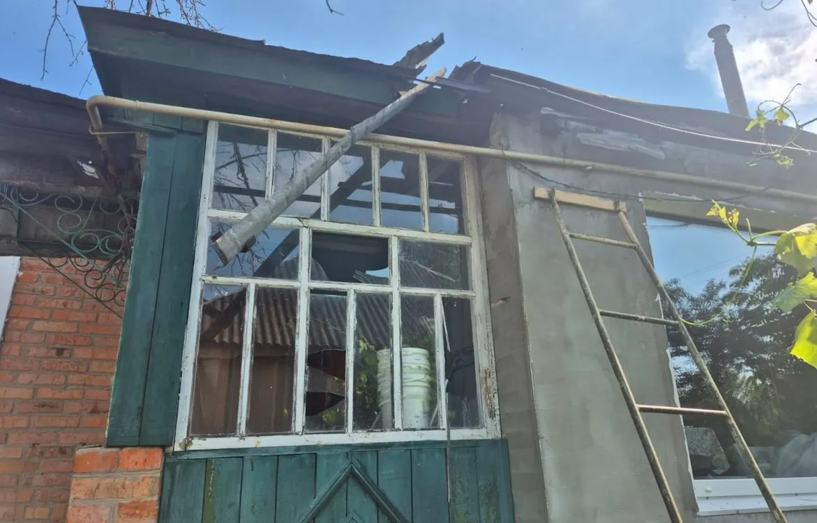 Російська армія продовжує тероризувати прикордоння Харківщини за допомогою безпілотної авіації. Під удар ударних БПЛА та FPV-дронів потрапили приватні сектори у селі Безруки та селищі Слатине. Унаслідок влучань пошкоджено житлові будинки та цивільний транспорт. Серед місцевих мешканців жертв та поранених немає.