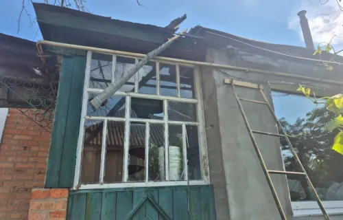 Російська армія продовжує тероризувати прикордоння Харківщини за допомогою безпілотної авіації. Під удар ударних БПЛА та FPV-дронів потрапили приватні сектори у селі Безруки та селищі Слатине. Унаслідок влучань пошкоджено житлові будинки та цивільний транспорт. Серед місцевих мешканців жертв та поранених немає.