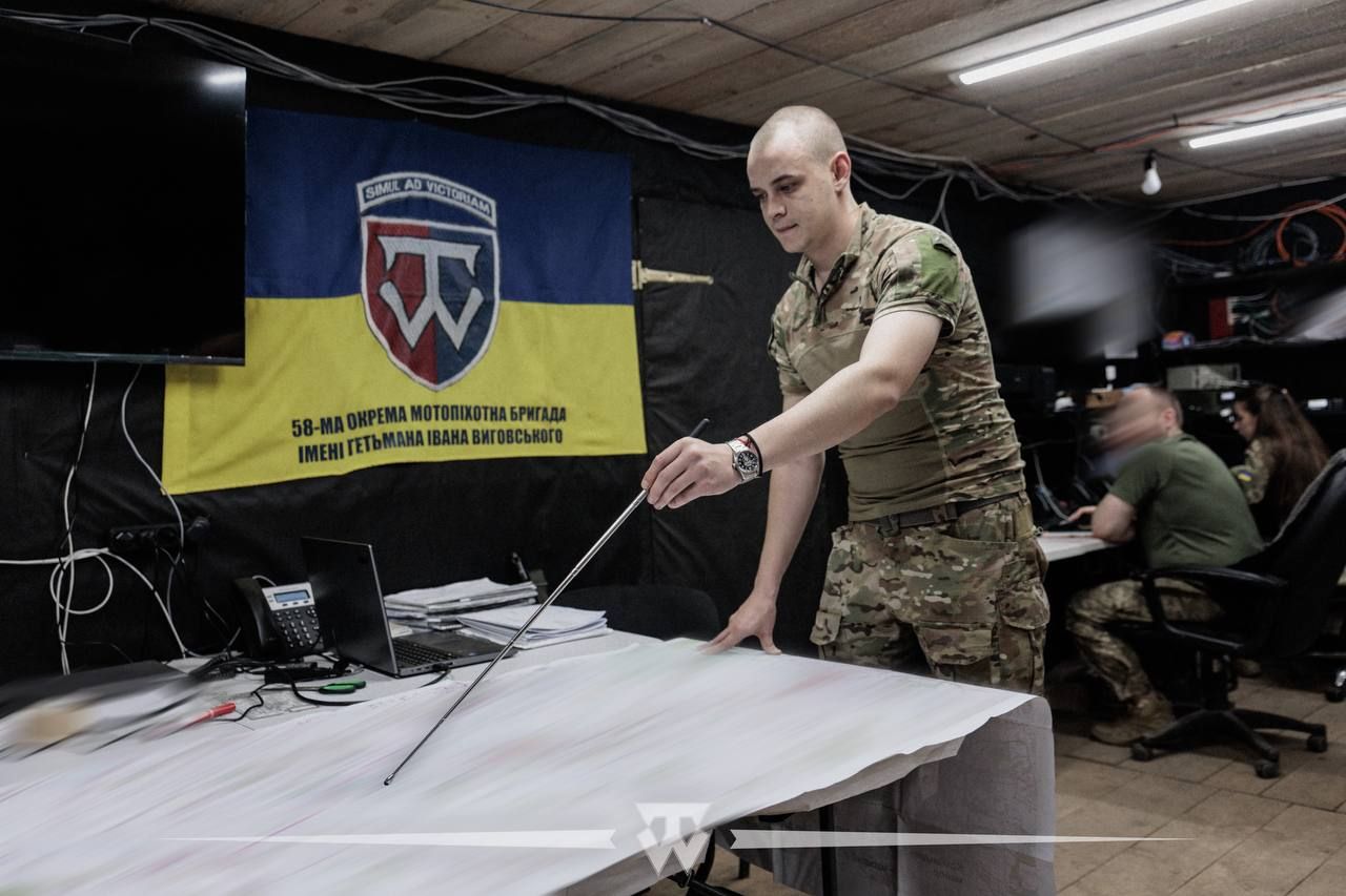 «Тут постійно стежать за обстановкою на полі бою»: у 58-й бригаді показали роботу командно-спостережного пункту стрілецького батальйону - фото 8