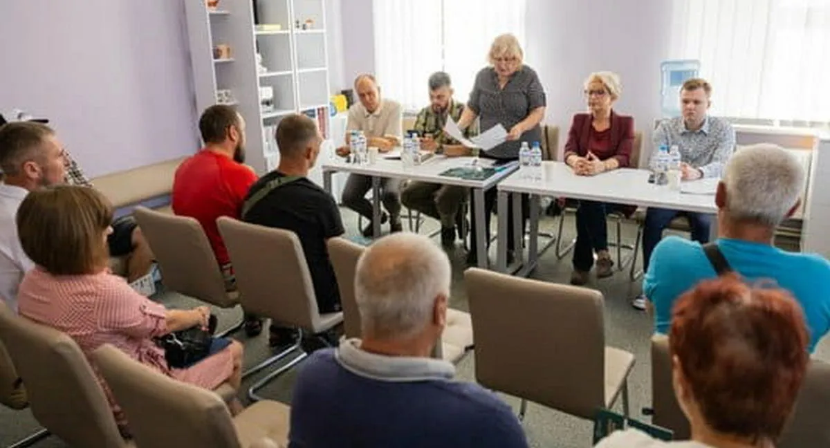 Харківська ОВА продовжує комплексну підтримку ветеранів і ветеранок у громадах області У Нововодолазькій територіальній громаді відбувся виїзний захід «Турбота поруч». До заходу долучилися представники Управління у справах ветеранів ХОВА, ветеранського простору «Пліч-о-пліч», Харківського обласного центру зайнятості, Головного управління Пенсійного фонду України в Харківській області, Богодухівської районної військової адміністрації, фахівці із супроводу ветеранів війни та демобілізованих осіб, а також керівники комунальних установ, які надають соціальні послуги.