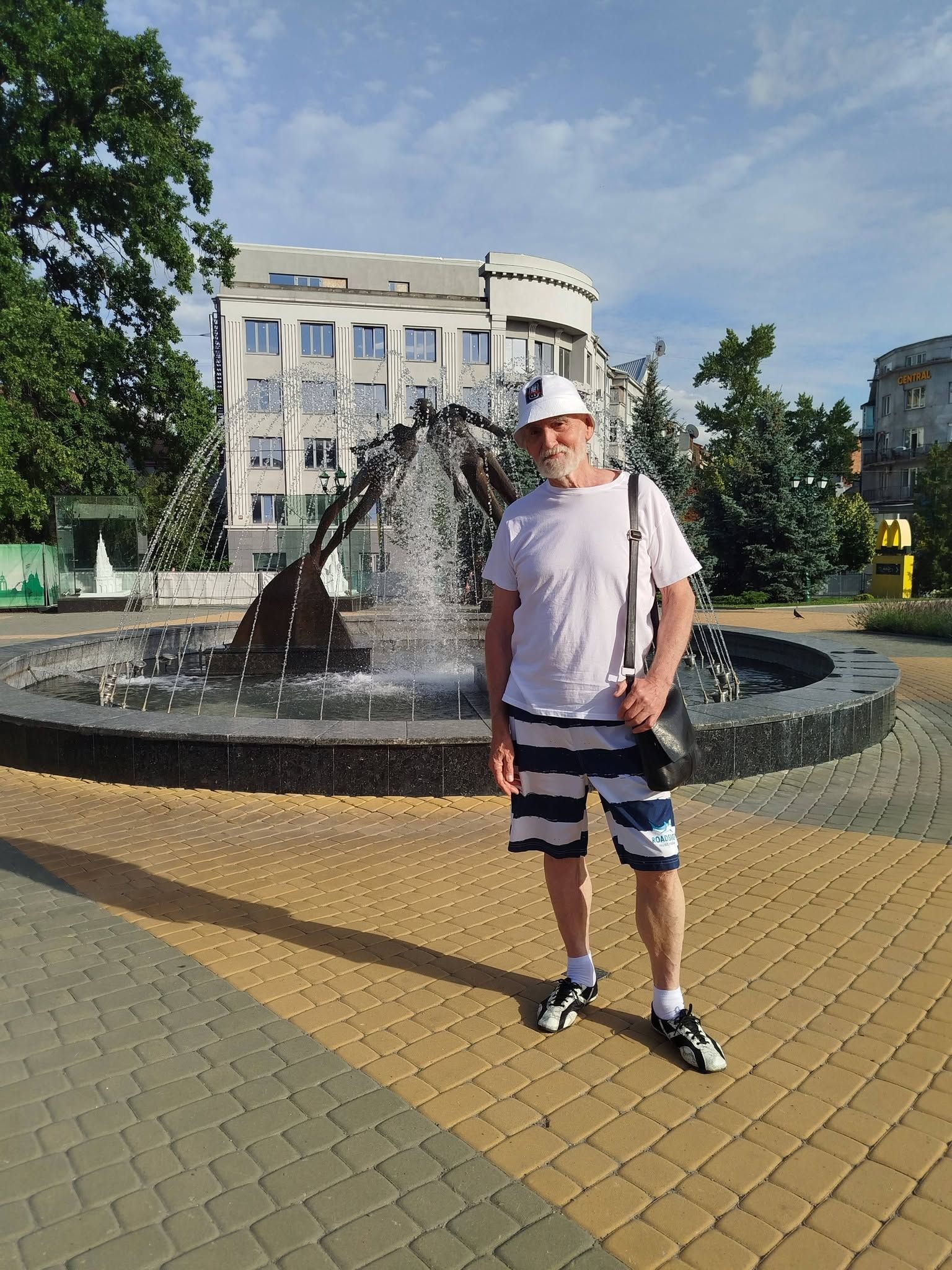 «У Бельгії можу більше допомагати війську, ніж у Харкові». Актор Микола Мох у подкасті «Градусник» - фото 1