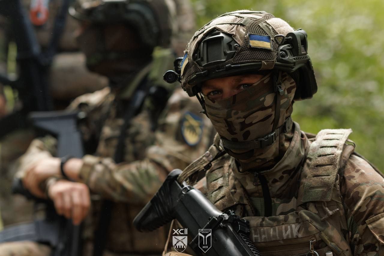 У міському бою вирішують реакція та злагодженість: розвідка 92-ї окремої штурмової бригади регулярно відпрацьовує зачистку міської забудови - фото 4