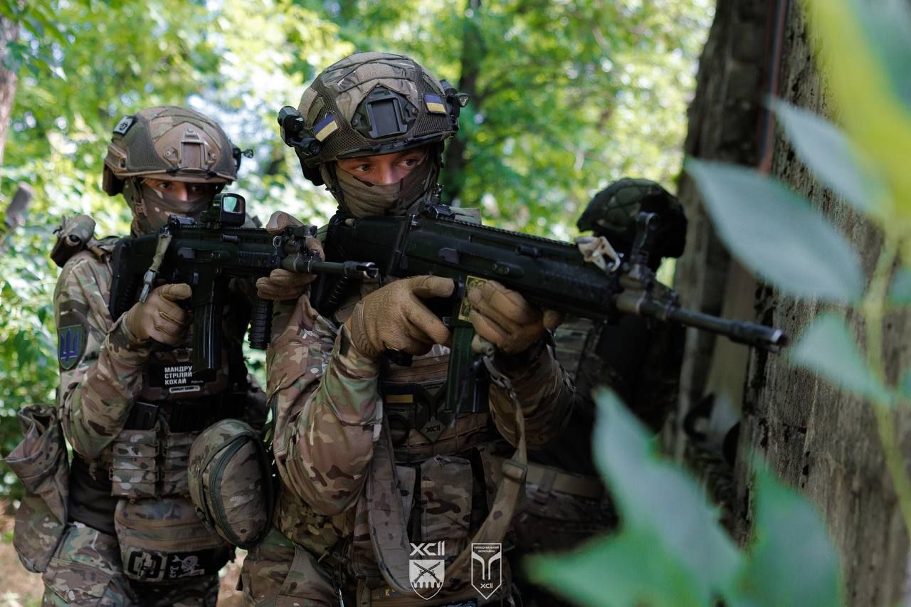 У міському бою вирішують реакція та злагодженість: розвідка 92-ї окремої штурмової бригади регулярно відпрацьовує зачистку міської забудови - фото 7