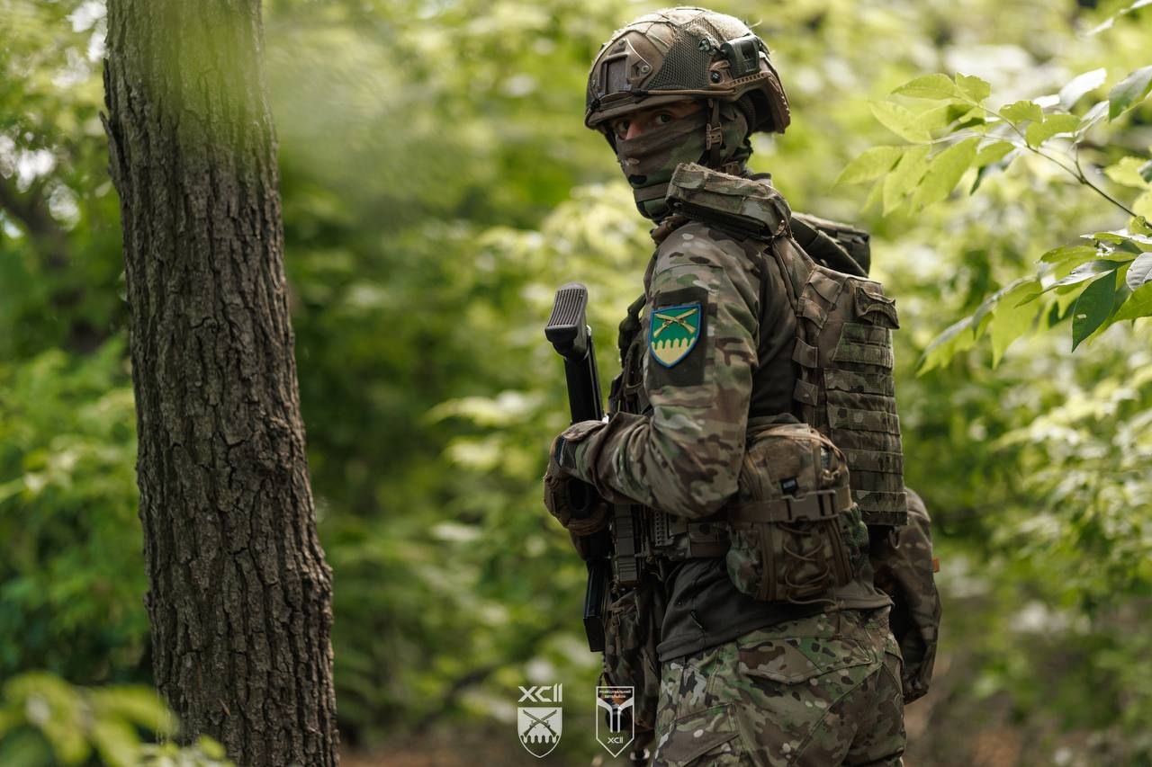 У міському бою вирішують реакція та злагодженість: розвідка 92-ї окремої штурмової бригади регулярно відпрацьовує зачистку міської забудови - фото 9