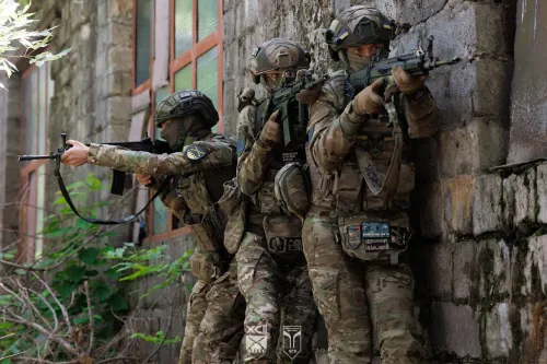 У міському бою вирішують реакція та злагодженість: розвідка 92-ї окремої штурмової бригади регулярно відпрацьовує зачистку міської забудови на порталі Gromada Group