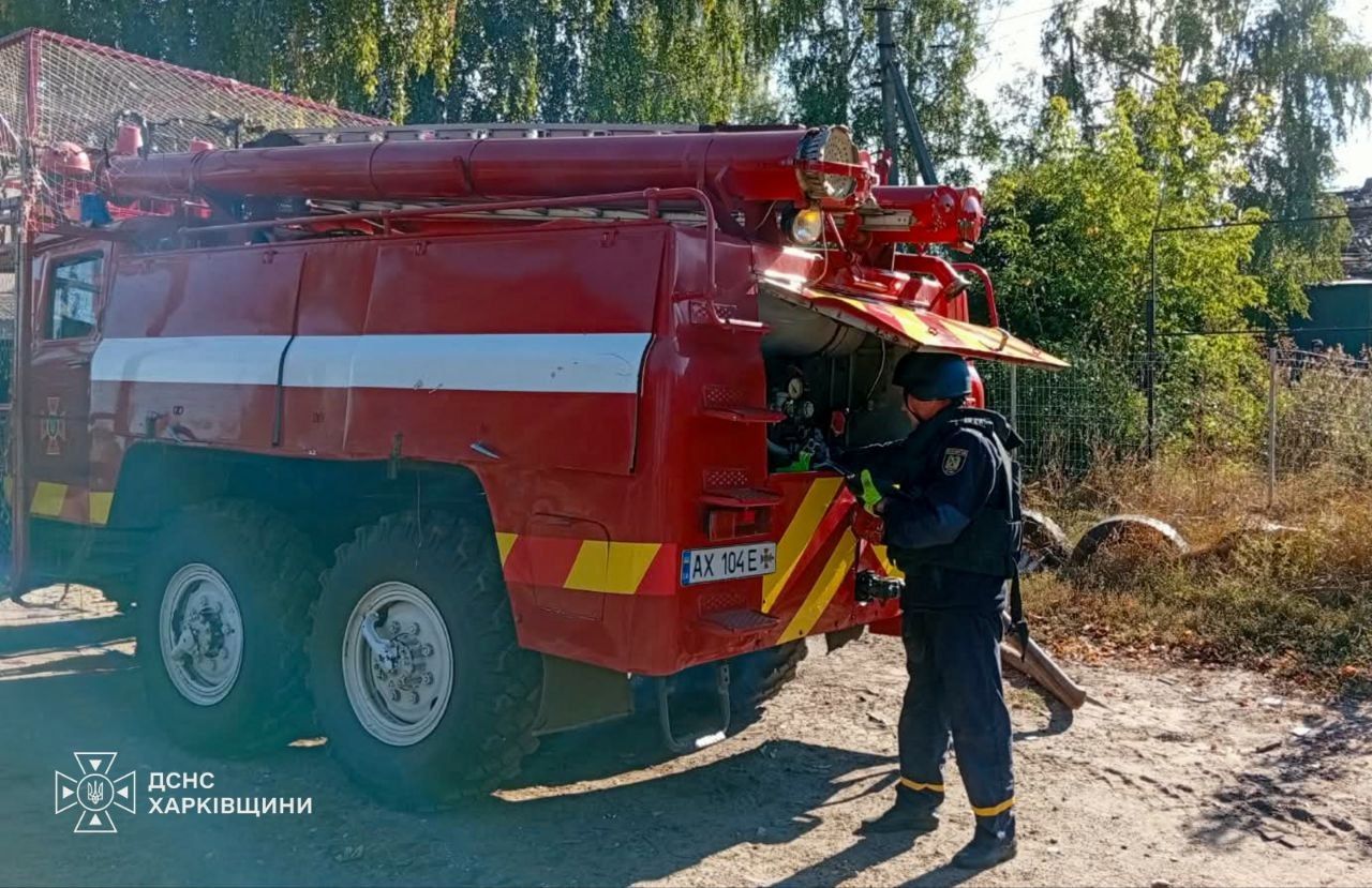 Росіяни двічі обстріляли Шевченкове на Куп’янщині: палали склади сільгосппідприємства та кафе - фото 3