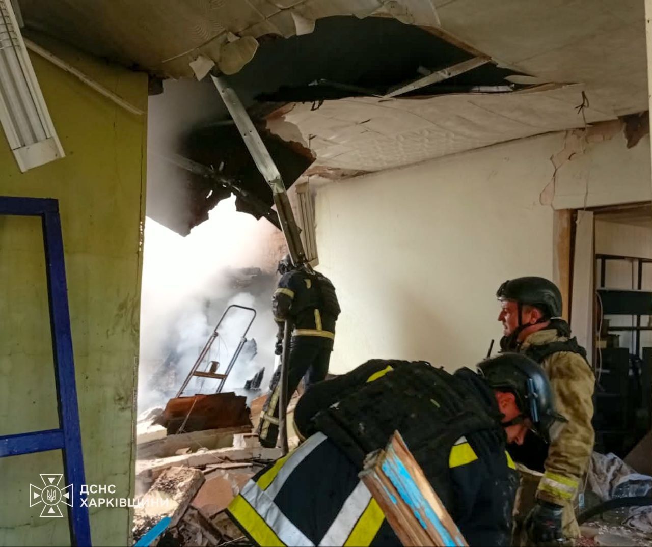 Росіяни двічі обстріляли Шевченкове на Куп’янщині: палали склади сільгосппідприємства та кафе - фото 6