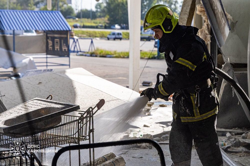 Минулої доби ворог здійснив на Харківщині декілька зухвалих терористичних злочинів, зокрема обстріляв торговельний центр - фото 6